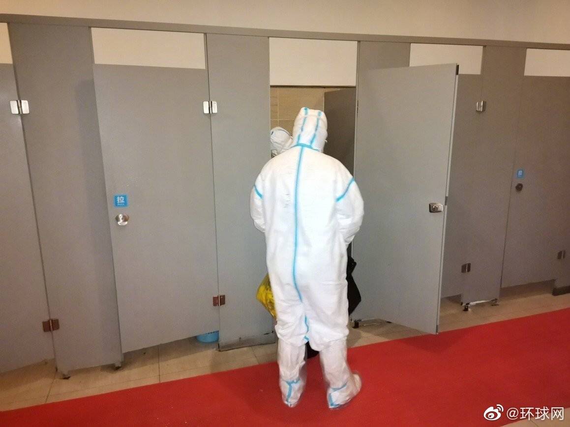 方舱医院里的保洁员:24小时保证舱内洁净,每晚要运出50桶垃圾(图9)