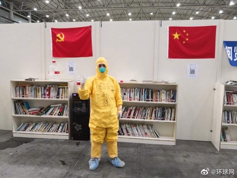 方舱医院里的保洁员:24小时保证舱内洁净,每晚要运出50桶垃圾(图13)