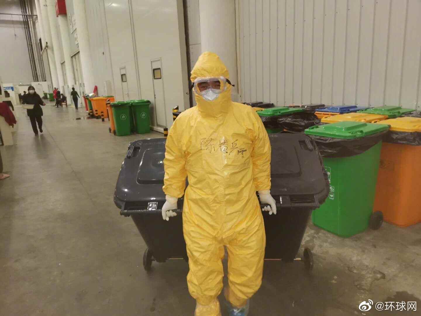 方舱医院里的保洁员:24小时保证舱内洁净,每晚要运出50桶垃圾(图7)