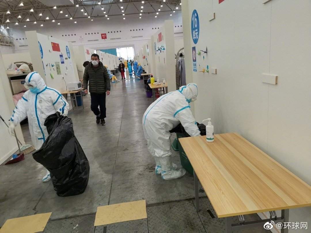 收集各病房单元的小桶垃圾 收集各病房单元的小桶垃圾