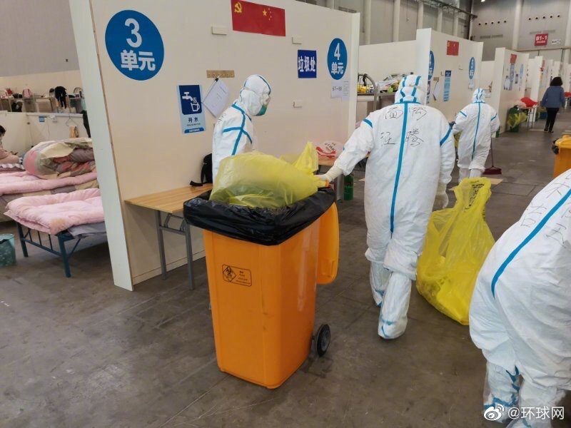 方舱医院里的保洁员:24小时保证舱内洁净,每晚要运出50桶垃圾(图5)