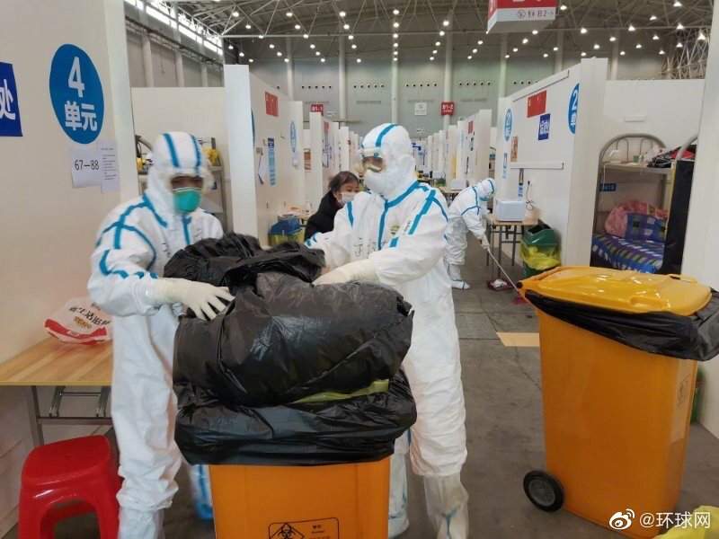 方舱医院里的保洁员:24小时保证舱内洁净,每晚要运出50桶垃圾(图6)