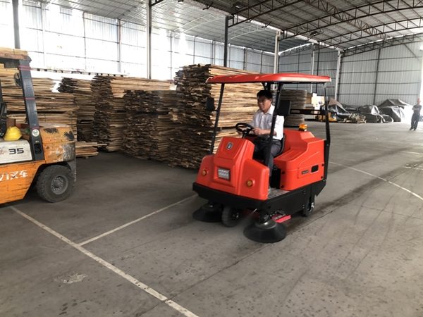 为何扫地车更适合工厂车间使用?(图1) 为何扫地车更适合工厂车间使用?(图1)