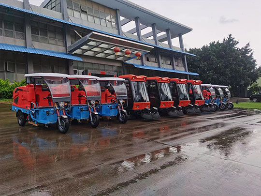 使用驾驶式电动扫地车 助力城市环卫!(图1) 使用驾驶式电动扫地车 助力城市环卫!(图1)